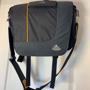 Vaude Messenger Bag – Padded Laptop Shoulder Bag (Clean & Functional)